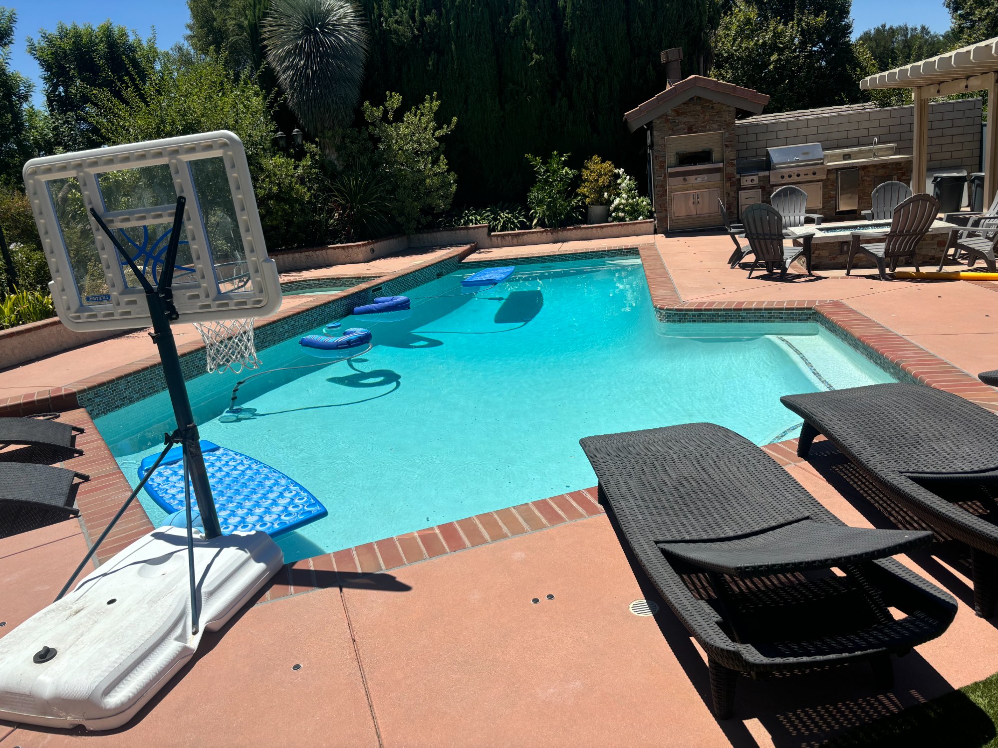 A pristine pool serviced by Ace Pool in the San Fernando Valley
